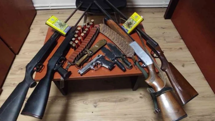 İzmir'de polis birçok suçtan aranması olan şüpheliyi kıskıvrak yakaladı