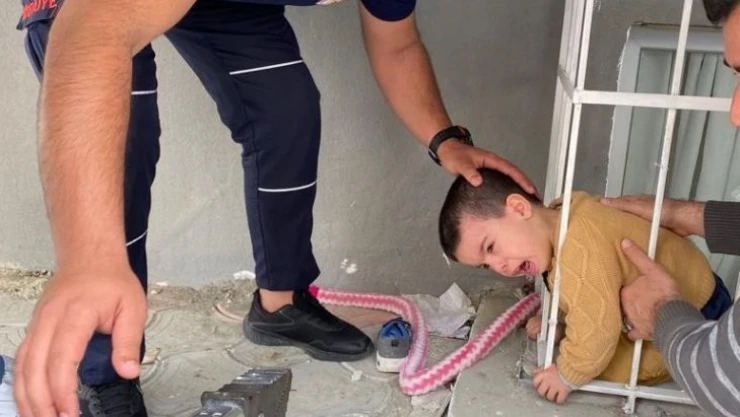 Kafası demir korkuluğa sıkışan çocuğu itfaiye kurtardı