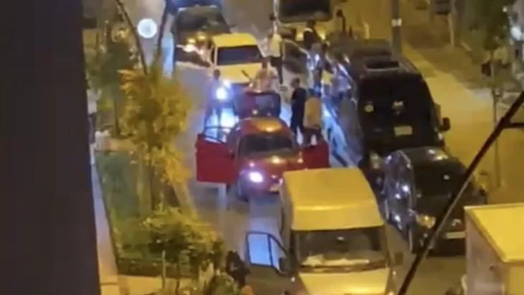 Kağıthane'de asker eğlencesinde konvoy yapan bir grup caddeyi trafiğe kapatarak eğlendi