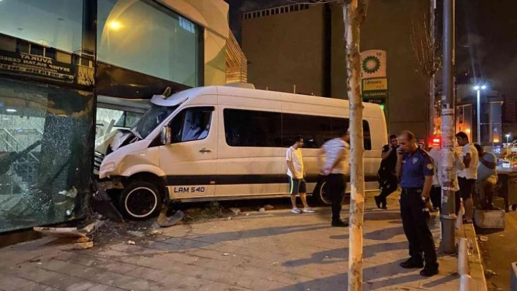 Kağıthane'de öksürük krizi tutan şoför, servis aracıyla bankaya girdi: 1 yaralı