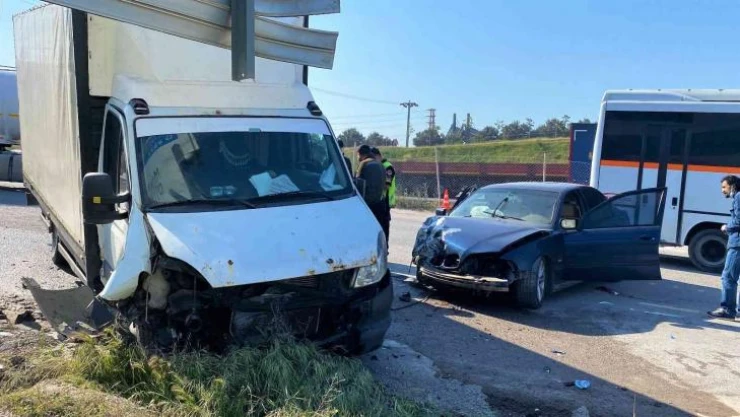 Kamyonet ile otomobil çarpıştı: 1'i ağır, 3 yaralı