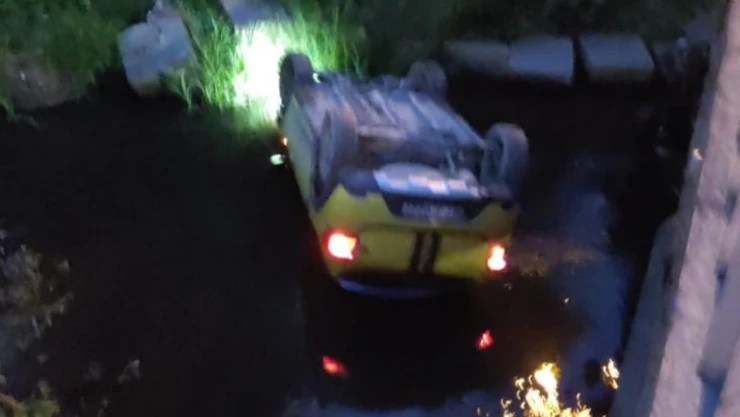 Kamyonete çarpmamak için dereye uçtu