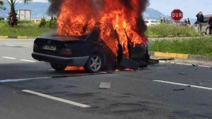 Kamyonetle çarpıştıktan sonra alev aldı