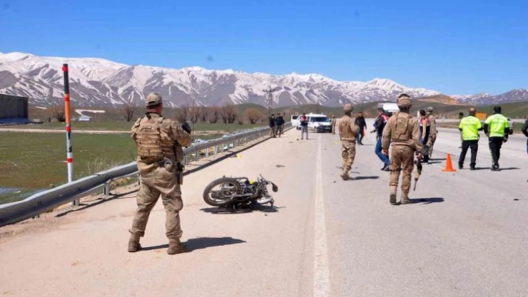 Kamyonetle motosiklet çarpıştı: 1 ölü, 1 yaralı
