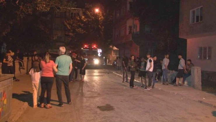 Kayseri'de çatı yangını 3 saatlik çalışmayla söndürüldü, vatandaşlar yangını film izler gibi izledi