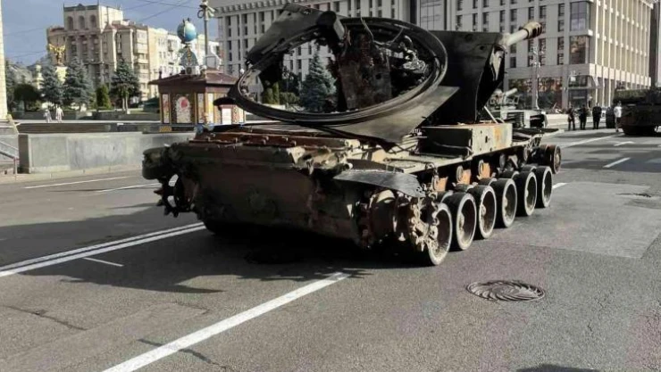 Kiev'de, Rus ordusunun ele geçirilen tankları sergileniyor