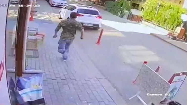 Komşu dükkanın önündeki trafik dubasını kaldırdığı için bıçaklanarak öldürüldü