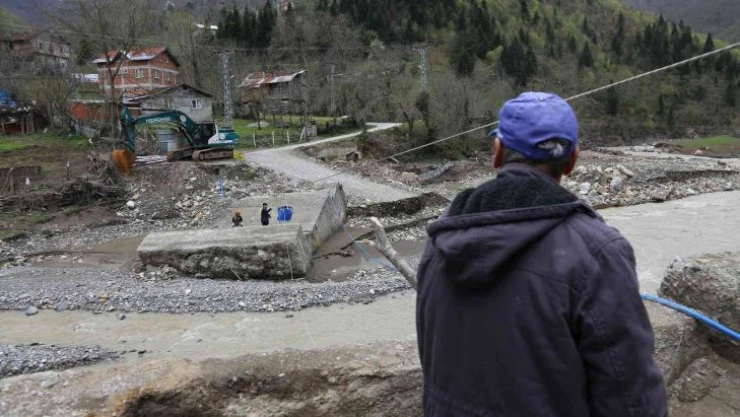 Köprüleri yıkılınca köyde mahsur kaldılar, ihtiyaçlarını böyle gideriyorlar