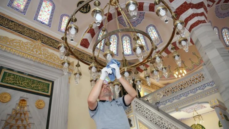Küçükçekmece'deki ibadethanelerde bayram öncesi hijyen mesaisi
