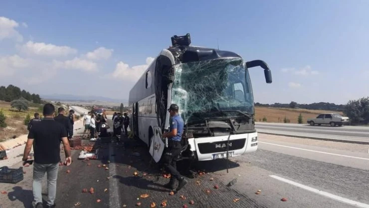 Kütahya'da yolcu otobüsü kamyona çarptı: 8 yaralı