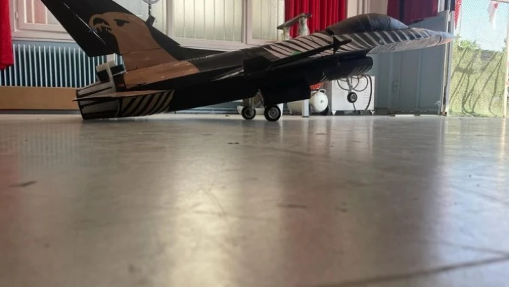 Lise öğrencileri otonom fırlatma koltuklu F-16 üretti