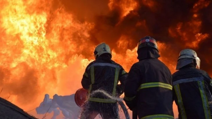 Lutsk'ta vurulan petrol deposunda çıkan yangına müdahale sürüyor