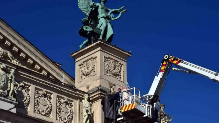 Lviv'de tarihi opera binasında saldırılara karşı tedbir alınıyor