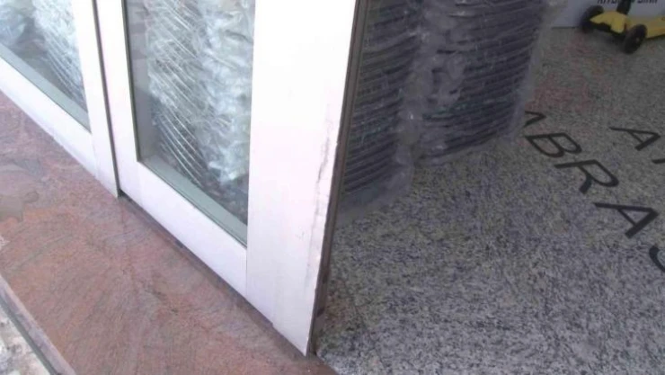 Maltepe'de pes dedirten hırsızlık kamerada: İş yerini soyamayınca araçtaki malzemeleri çaldılar