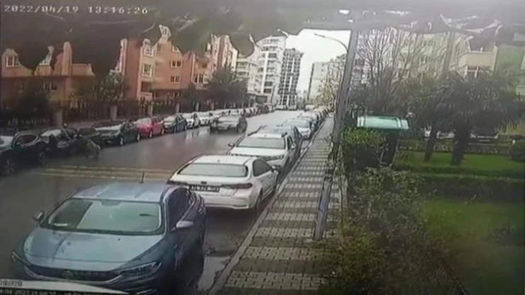 Maltepe'de pitbullun saldırdığı vatandaş otomobilin üzerine çıkarak canını kurtardı
