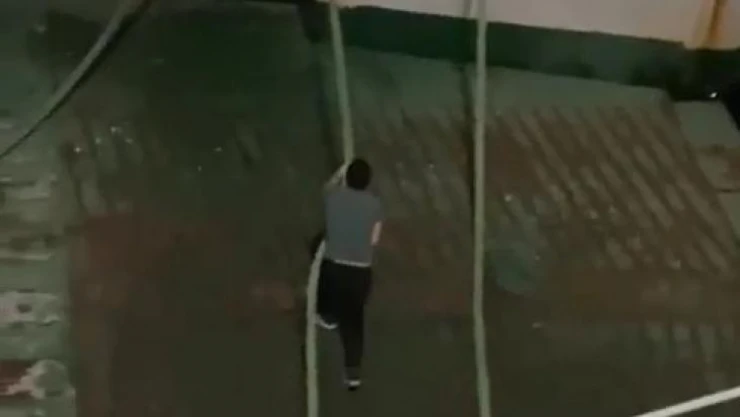 Maltepe'de tehlikeli oyun: Yan yatan gemiye girdi