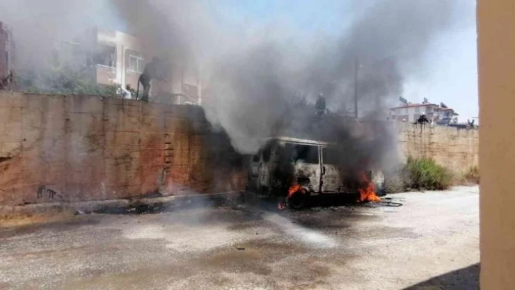 Manavgat'ta park halindeki minibüs cayır cayır yandı