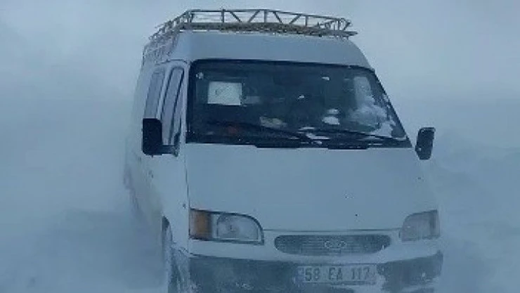 Mayısta yağan kar ve tipi mahsur bıraktı