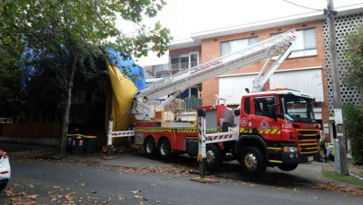 Melbourne'de 12 kişiyi taşıyan sıcak hava balonu caddeye acil iniş yaptı