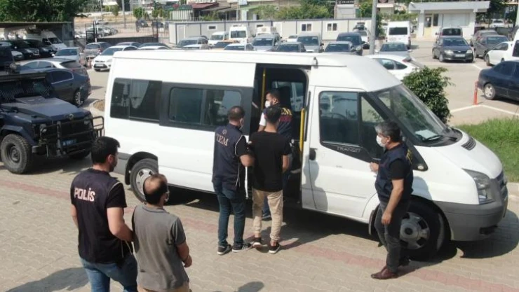Mersin'de 'Temizleme 2' operasyonunda gözaltına alınanlar adliyeye sevk edildi