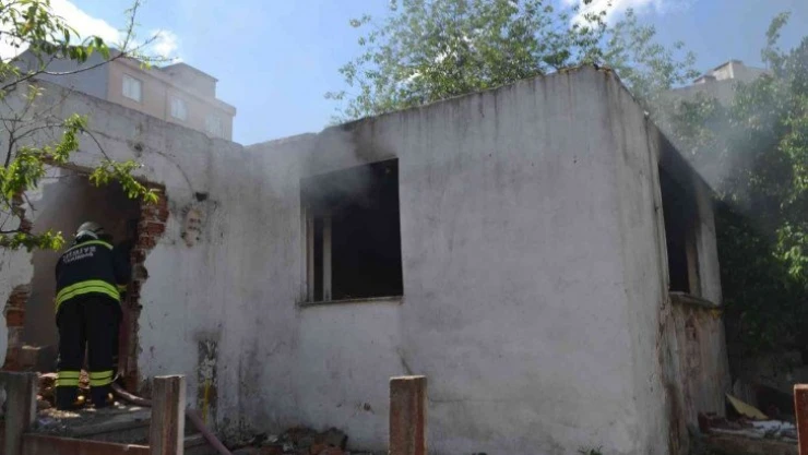 Metruk yangınları mahalle sakinlerini çileden çıkardı: 'Yıkın diye söylemekten bıktık'