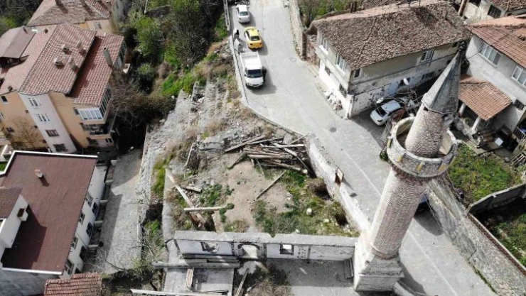 Minaresi öksüz kaldı, 6 asırlık cami 6 yıldır ibadete kapalı