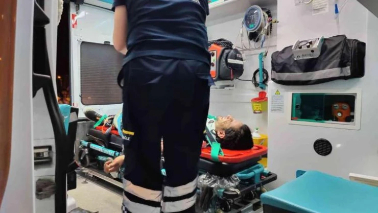 Motosiklet traktöre çarptı: 2 yaralı