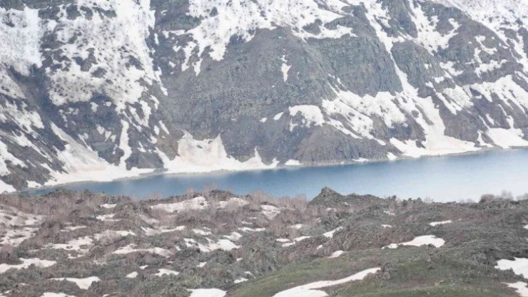 Nemrut Krater Gölü'nde iki mevsim bir arada