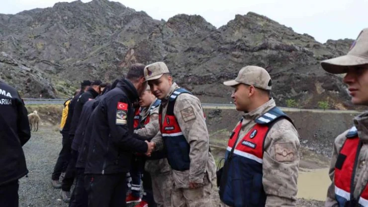 Oltu Çayı'nda kaybolan şahsı arama çalışmaları bayramda da devam ediyor