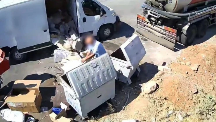 Önce attı, kameraya yakalanınca geri topladı