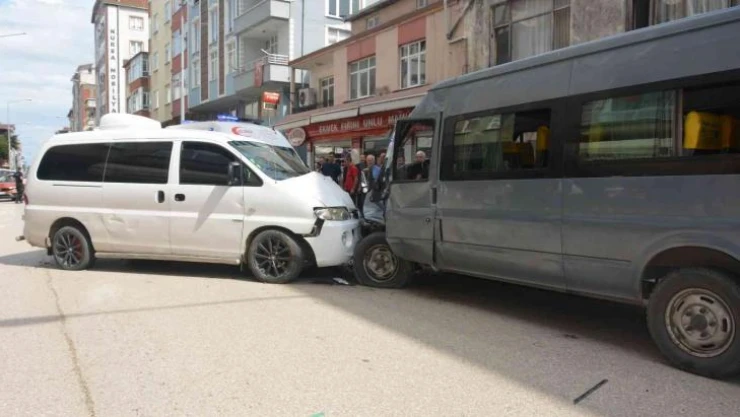 Ordu'da minibüsler çarpıştı: 2 yaralı