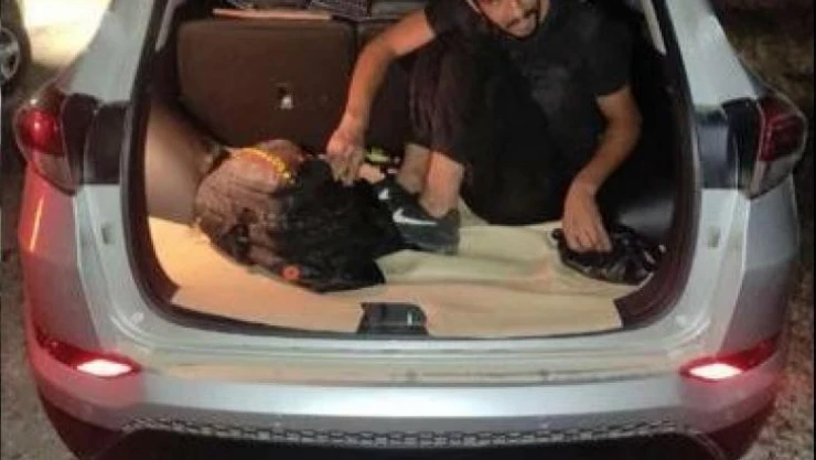 Otomobil bagajında göçmen kaçakçılığı