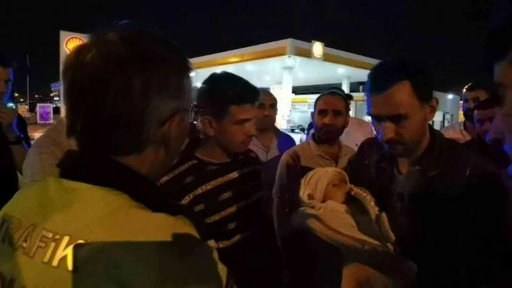 Otomobil bisiklete çarptı, 4 kişi yaralandı: 3 aylık bebek kazadan yara almadan kurtuldu