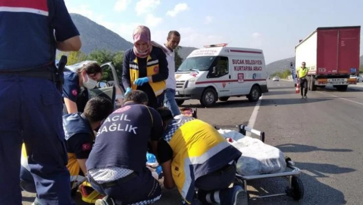 Otomobil ile hafif ticari araç çarpıştı: 1'i ağır 4 yaralı
