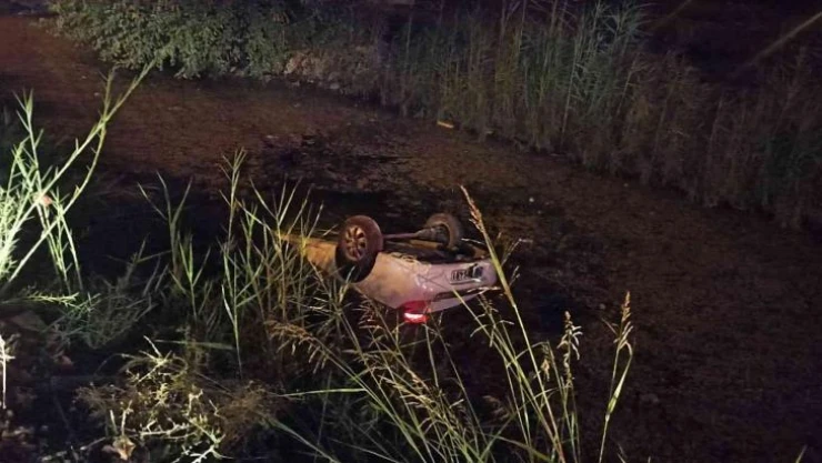 Otomobil su kanalına devrildi: 1 ölü
