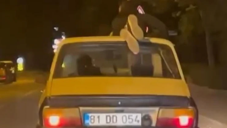 Otomobil tavanında tehlikeli yolculuk