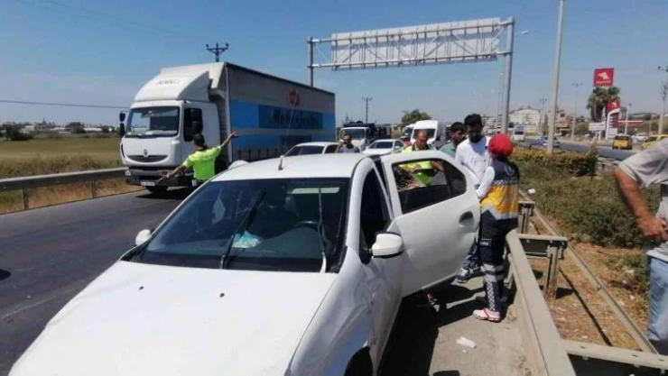 Otomobil ticari araca arkadan çarptı, hamile kadın hastaneye gitmeyi kabul etmedi