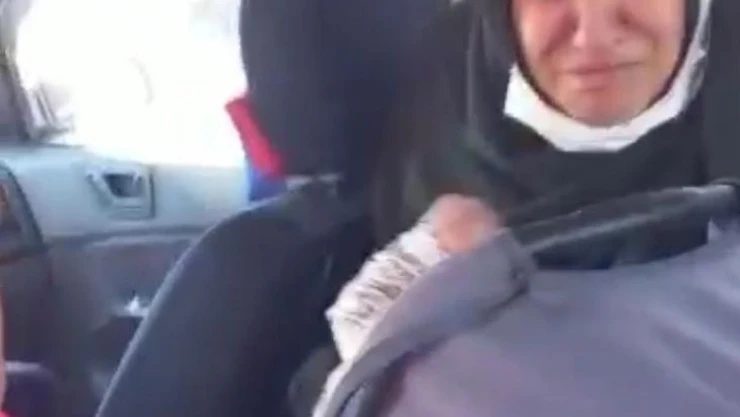Otomobilde mahsur kalan bebeği itfaiye kurtardı