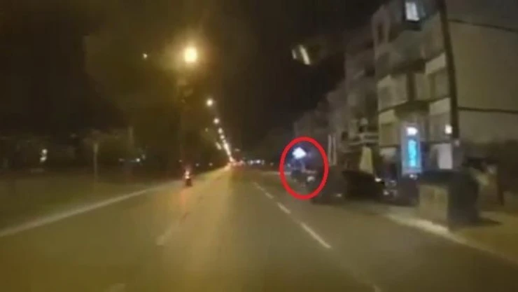 Otomobile çarpıp havada taklalar atan motosiklet sürücüsünün inanılmaz kurtuluşu