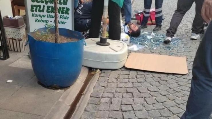 (ÖZEL) Dördüncü kattan kopan cam vatandaşın üzerine düştü
