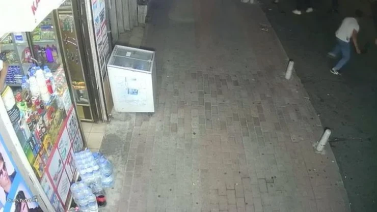 (Özel) Kağıthane'de 'laf atma' kavgası: Kemerler, bıçaklar havada uçuştu