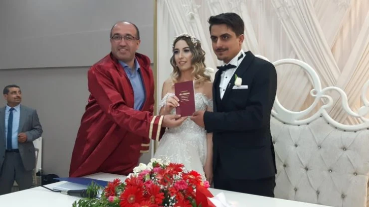 Pandemide nişanlanan uzman doktorlar dünya evine girdi