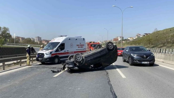 Pendik'de refüje çarpan otomobil takla attı: 1 yaralı