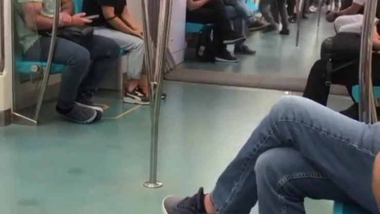 Pendik'te Marmaray'da güreşir gibi kavga ettiler