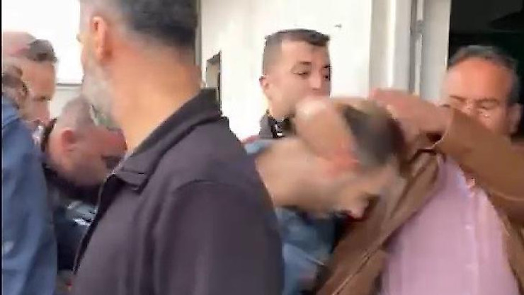 Polisten kaçan şüpheli apartmanın çatısında yakalandı