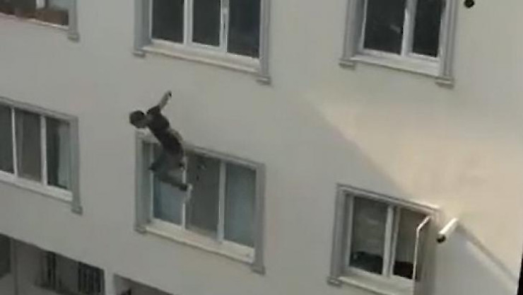 Polisten kaçan şüpheli çatıdan inmeye çalışırken beton zemine çakıldı