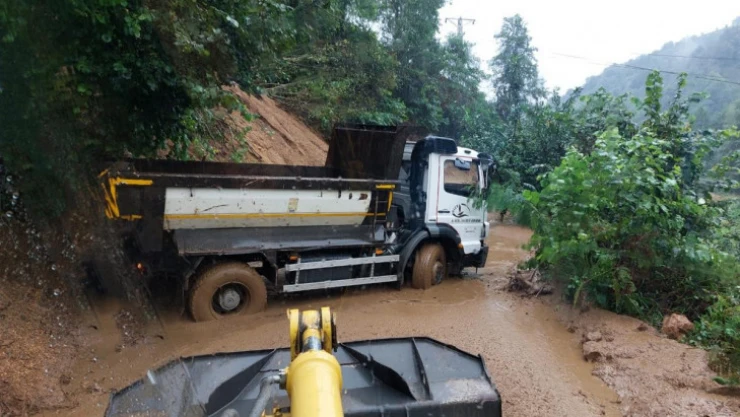 Rize'de heyelanlar köy yollarını ulaşıma kapattı