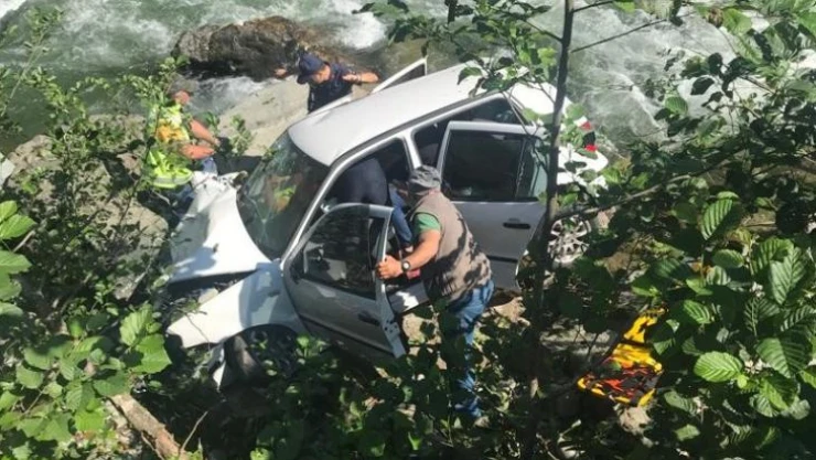 Rize'de otomobil dereye uçtu: 3 yaralı
