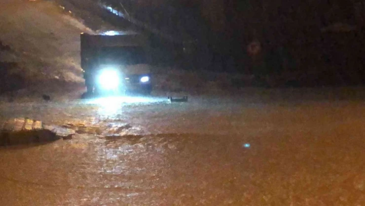 Rize'de şiddetli sağanak etkili oldu