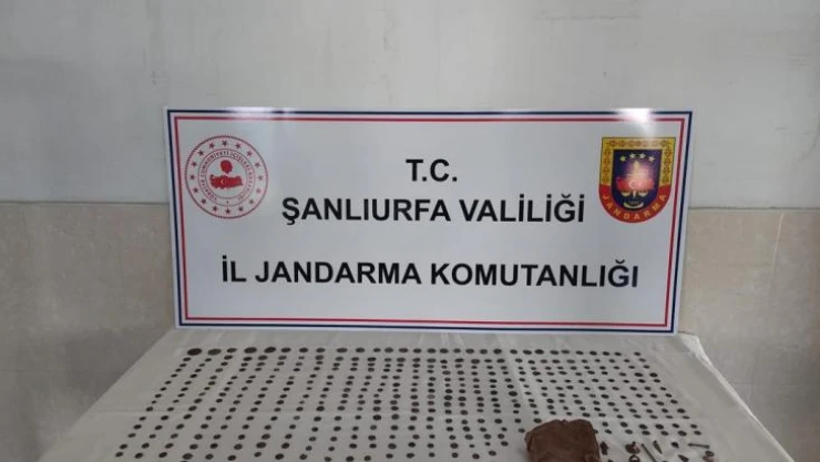 Roma ve Bizans dönemine ait sikkeler ile büyü ve sihir kitabı ele geçirildi